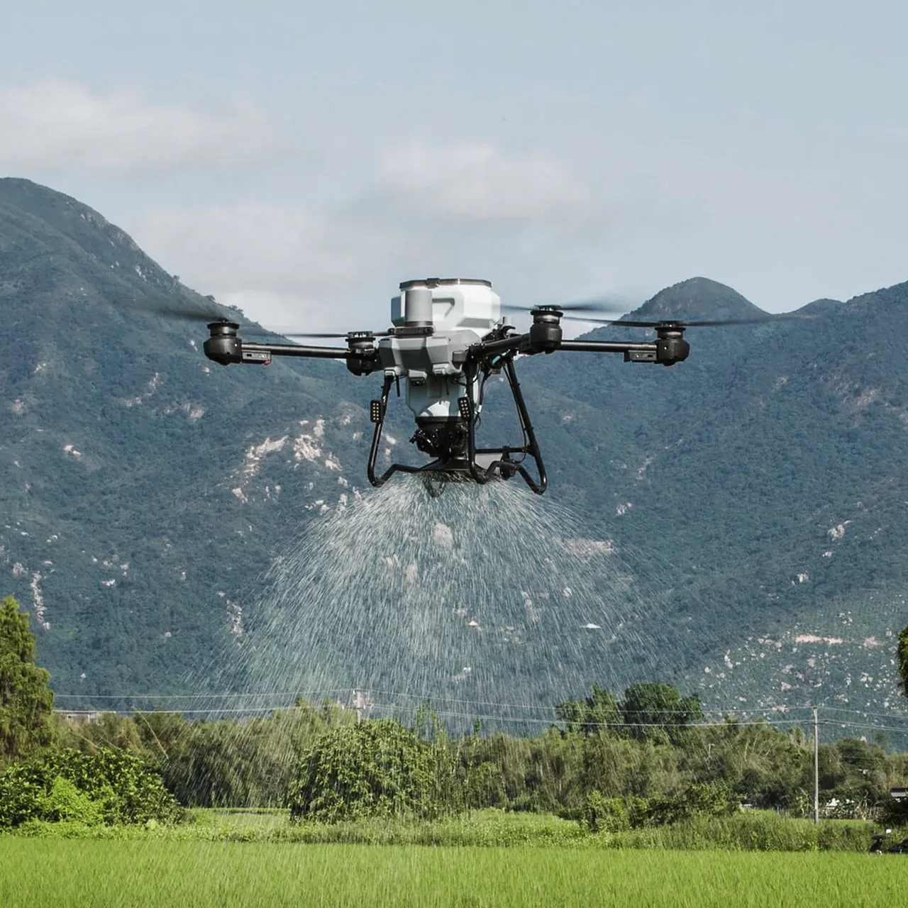 Aplikační dron při rozmetání granulovaného hnojiva nad polem