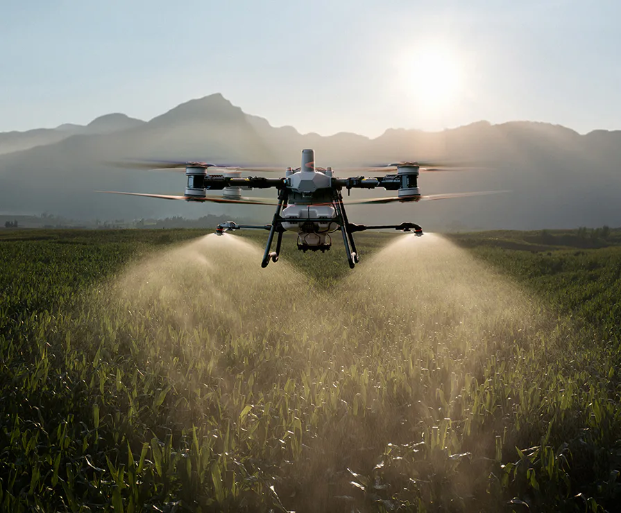 Aplikační dron při výživě a postřiku porostu